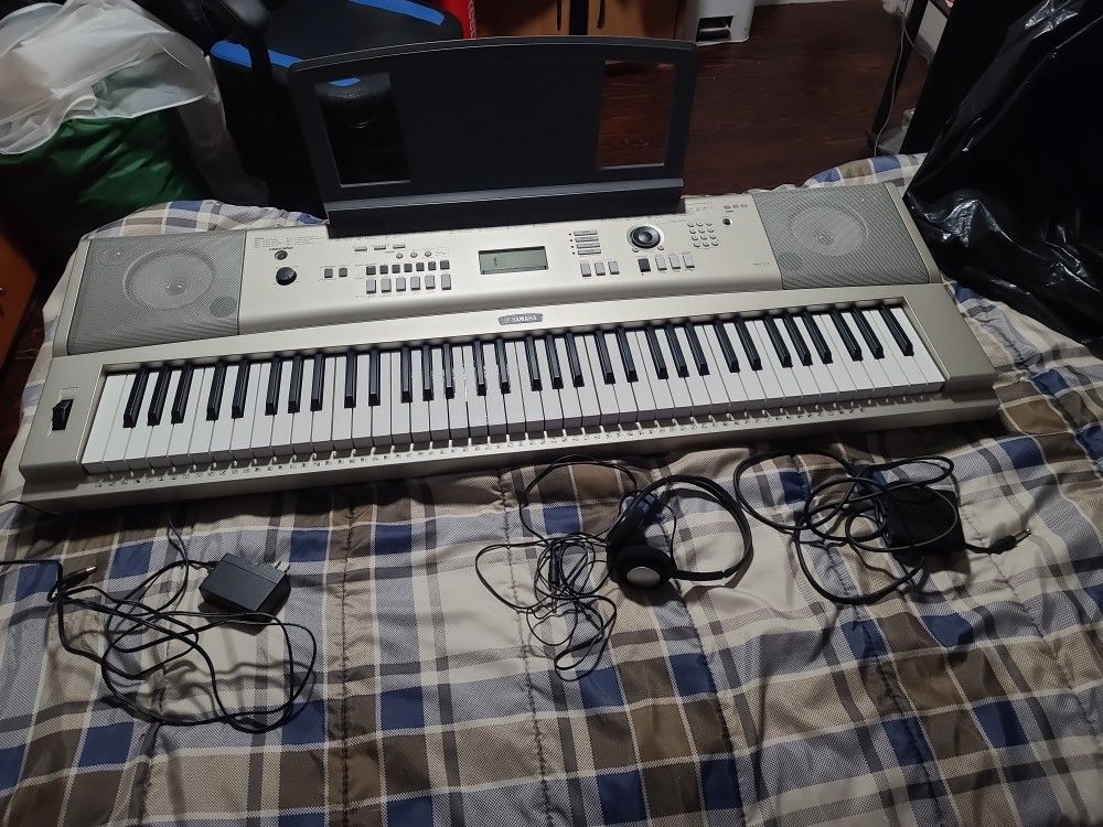 Brand New Unused Piano. Includes Everithing.