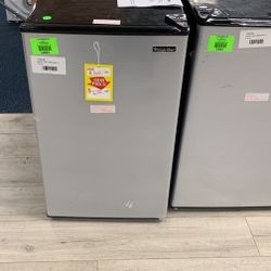 MAGIC CHEF MINI REFRIGERATOR