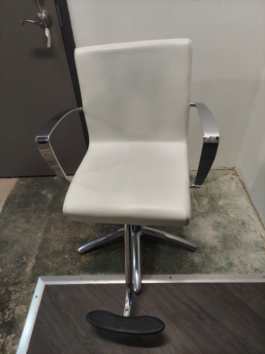 Hair Cutting Chairs 