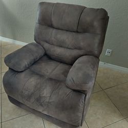 NEW WELSFORD POWER RECLINRER. BRAND NEW. THIS IS A $1,200.00 CHAIR AT ASHLEY FURNITURE. SEE ALL OF THE PICTURES.
