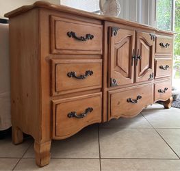 Dresser / Sideboard / Buffet / Credenza
