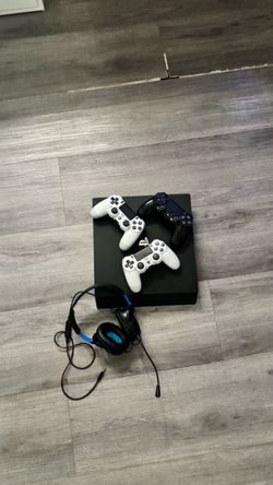PS4 PRO (comes with games,controllers and headset)