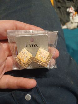 Dydz kite shaped matching studded earrings