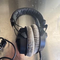 Beyer Dynamic DT-770 PRO 250 OHM.  Noise Isolating Studio Headphones