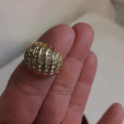 RING - GOLD IN COLOR,. (WOMENS RING  )    PICK UP ONLY