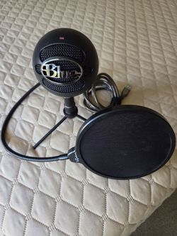 BLUE SNOWBALL ICE MIC WITH STAND AND POP FILTER - LN