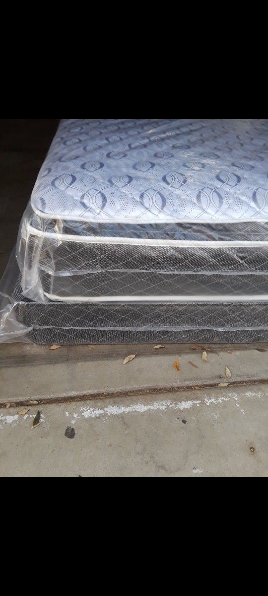 QUEEN SIZE MATTRESS AND BOX SPRING PILLOW TOP NEW