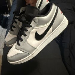 Size 7Y Jordan 1’s 