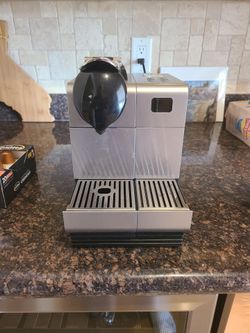De Longhi Lattissimo plus Nespresso Machine