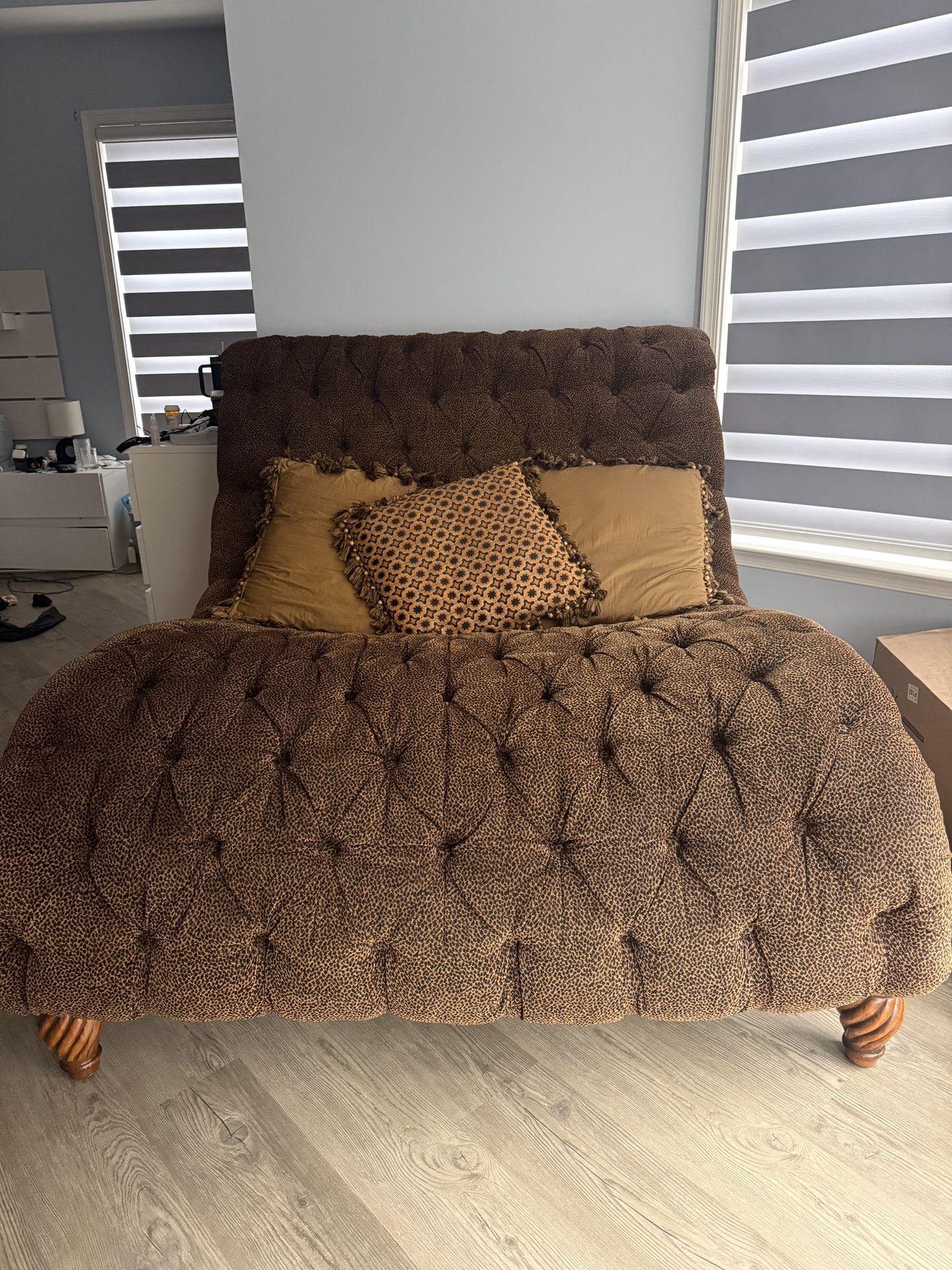 Luxurious Tufted Chaise Lounge Couch - Excellent Condition