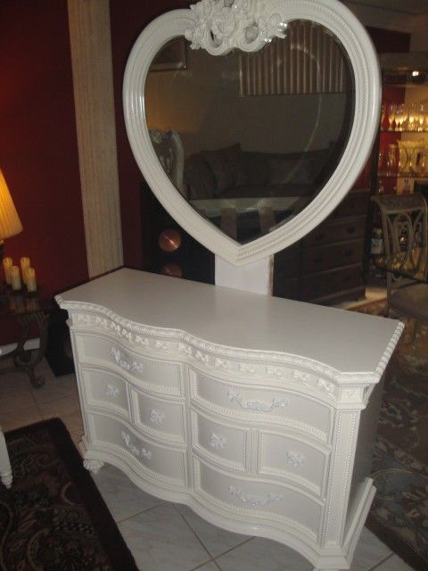 disney princess dresser heart mirror set Disney Princess 5 PC bedroom set (includes trundle) in PRISTINE condition,  LIKE NEW. Delivery available. for Sale in Miramar, FL