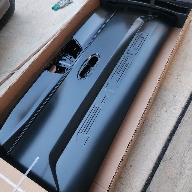 Brand New OEM TAILGATE 500