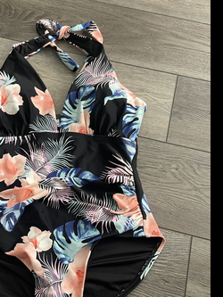 DKNY Women’s Swimsuit Size Medium Island Floral