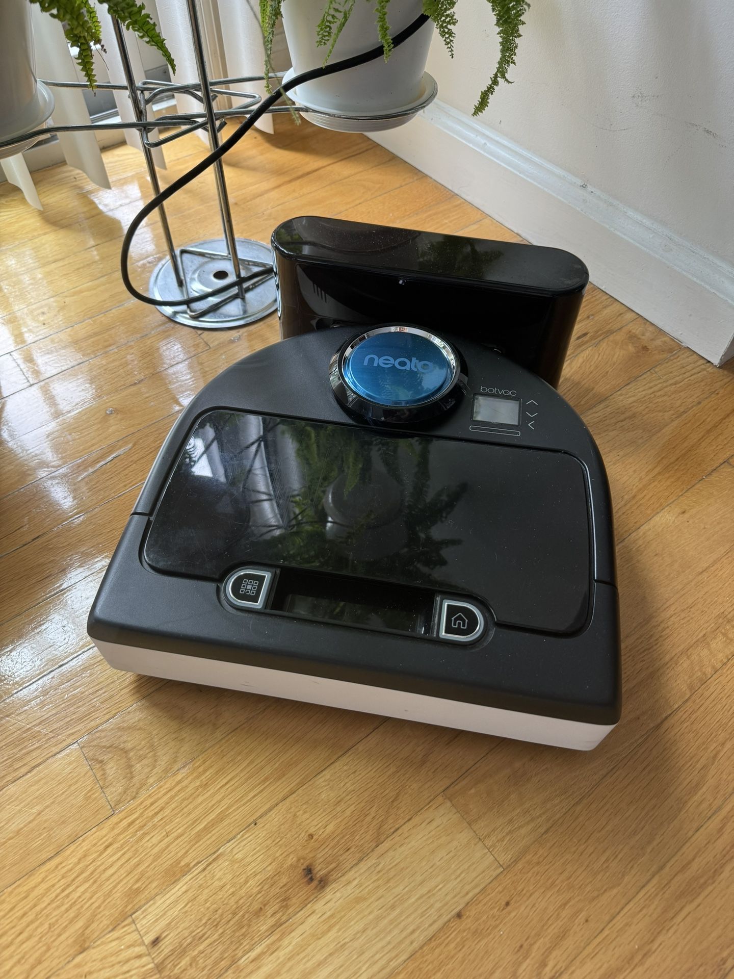 Neato Botvac D85 Robot Vacuum by Neato Botvac D85