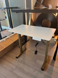32" White and Walnut Brand New Standing Desk