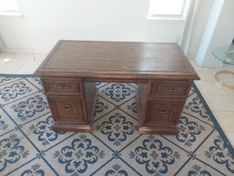 Wooden Desk Free