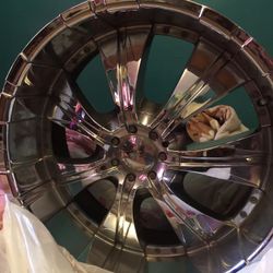 Rims size 22” 6 lugs they are for a Tahoe or Yukon Suburban