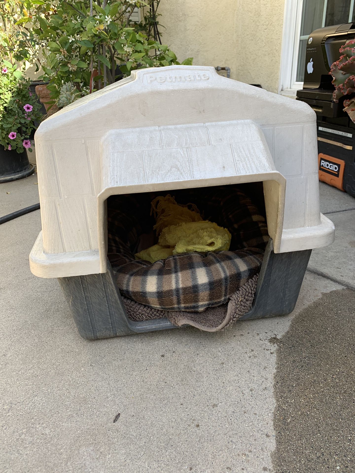 Aspen Pet Petbarn 3 Plastic Dog House, 15-25 lbs