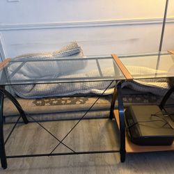 selling My desk in a good condition like A New 