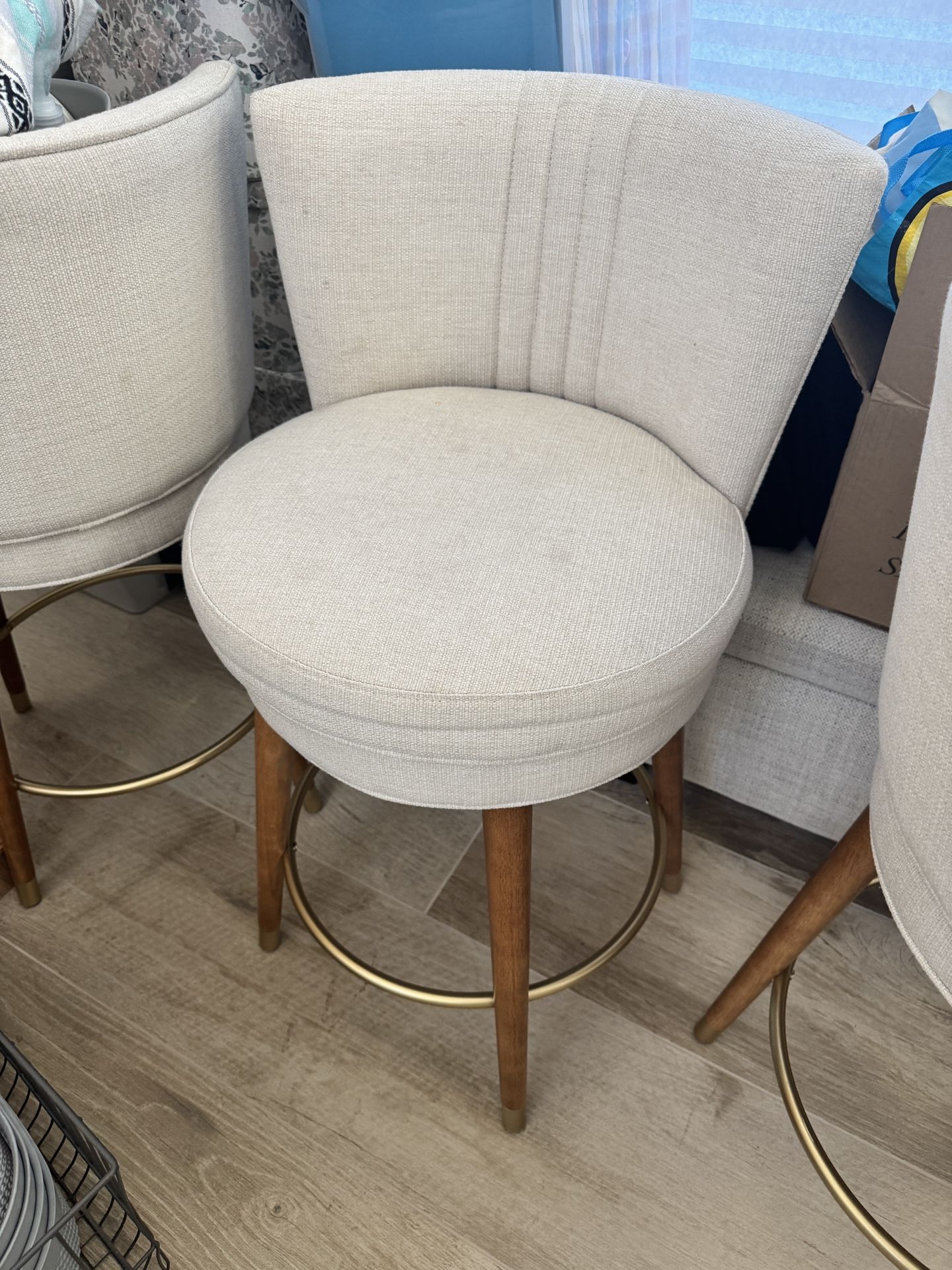 4 Counter height swivel Bar Stools Cream / White