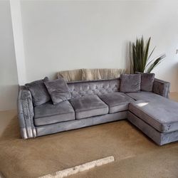Beautiful Gray Sectional Couch 