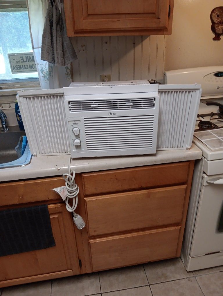 MIDEA 5,000 BTU WINDOW AIR CONDITIONER IN LIKE BRAND NEW CONDITION