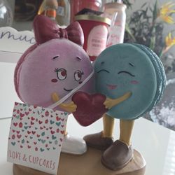 Love cupcakes macaroon NEW statue figurine dessert pink couple holding hand