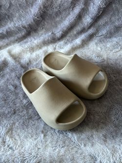 Adidas Yeezy slides bone kids size 12