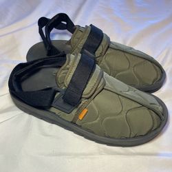 MAKE AN OFFER! Mens size 11 Reebok Beatnik Sandals in 'Hunter Green' with a quilted nylon upper and black adjustable straps