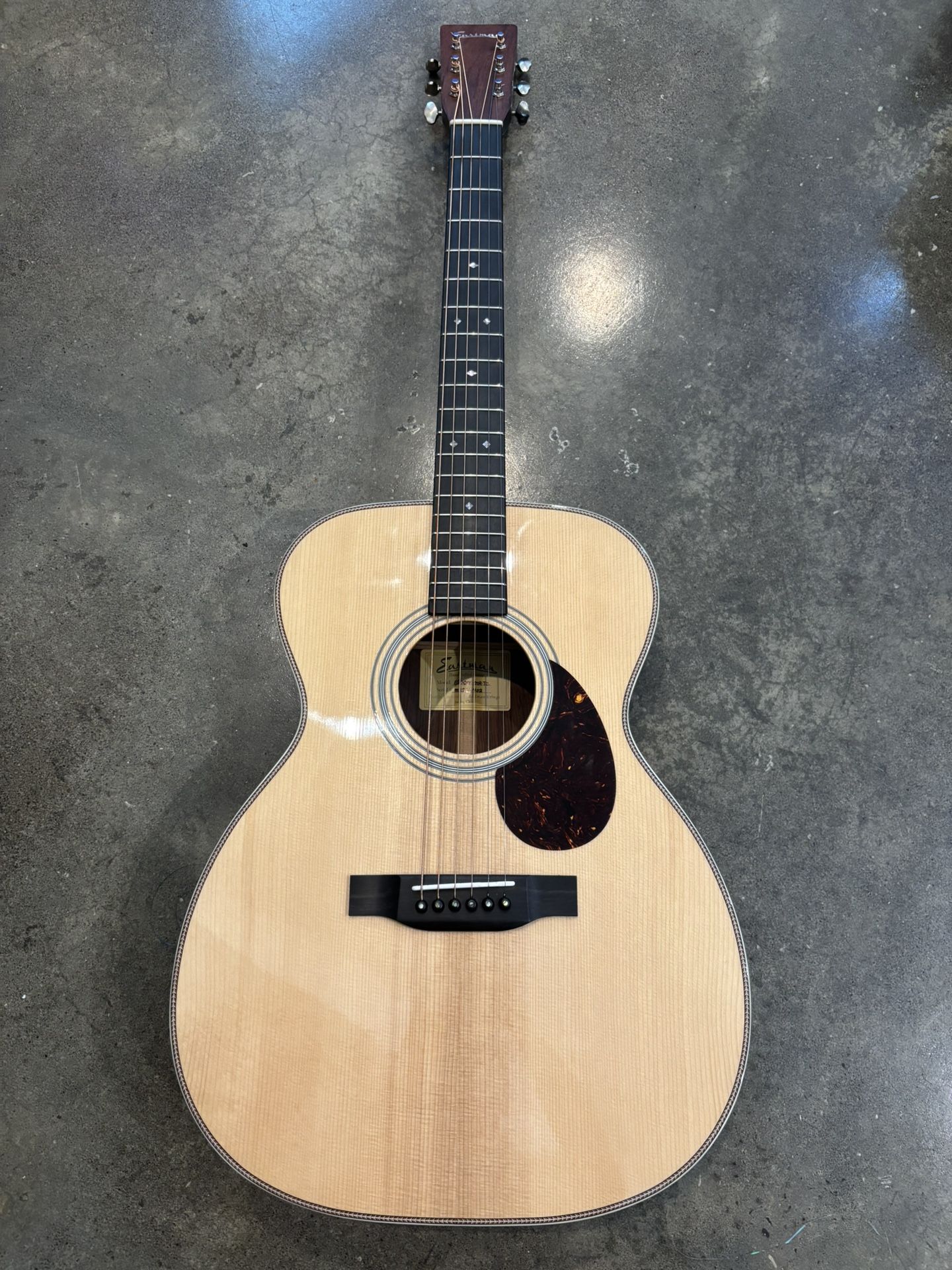 Eastman E20OM-MR-TC Acoustic Guitar MINT