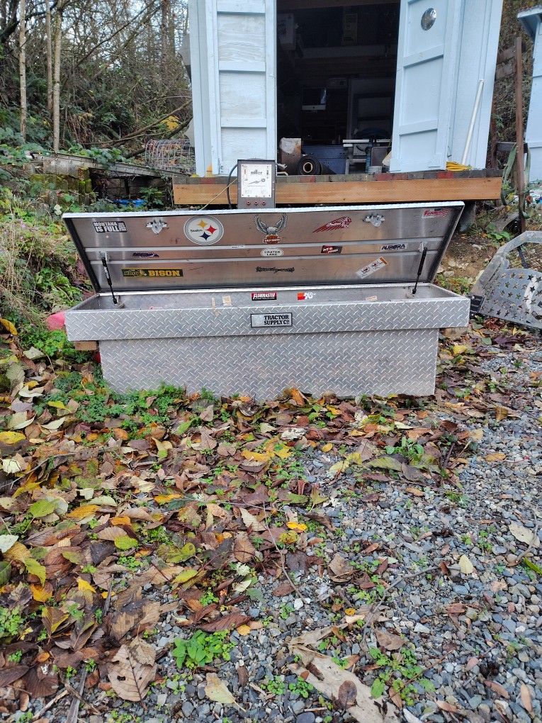 Tool Box Crossover For A Full Size Pickup Bed