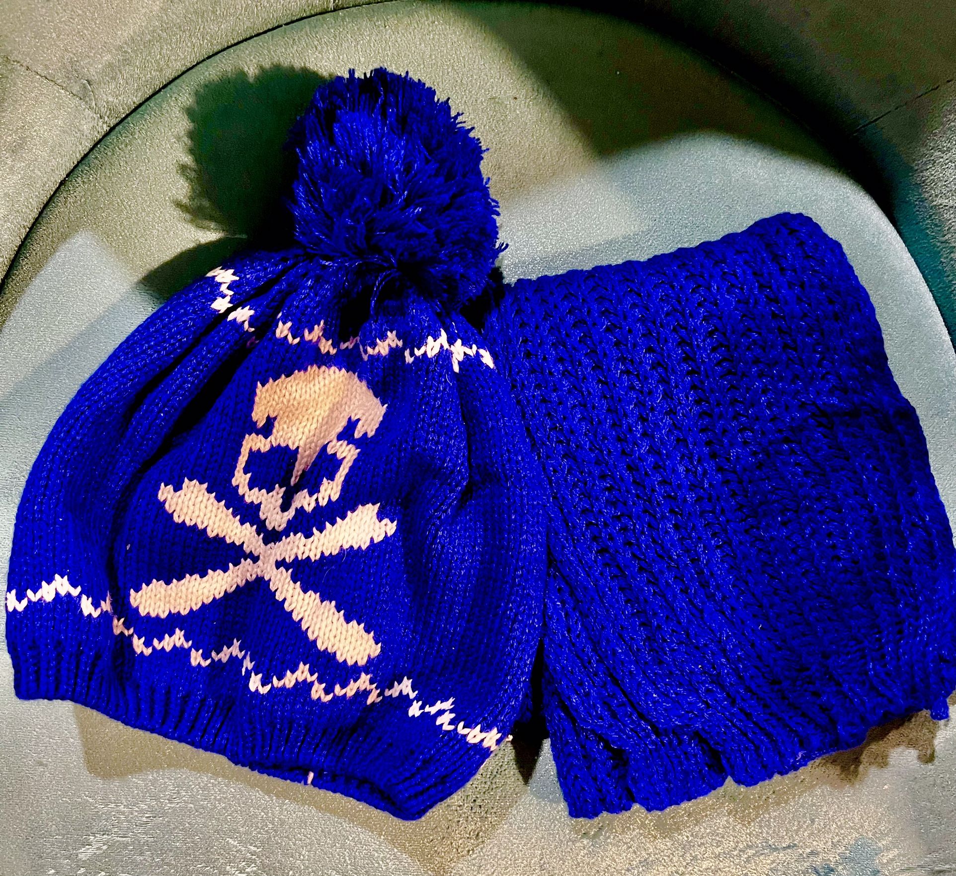 Beanie and scarf set brand new item skull style