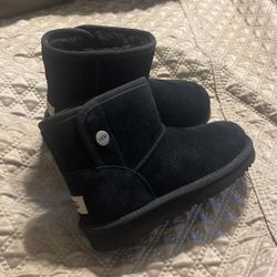 NEW KIDS UGGS SIZE 1 