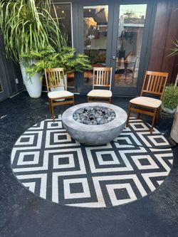 Round geometric outdoor rug