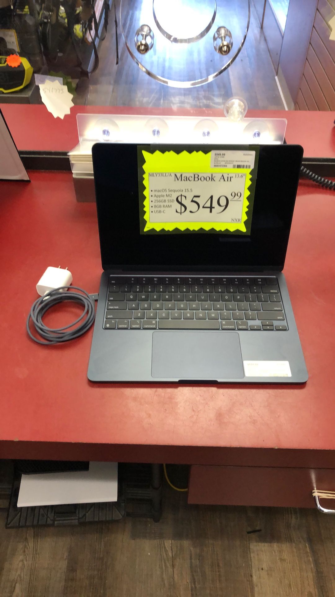 96091 MacBook Air 2022 MLY33LL/A 13.6” macOS Sequoia 15.5 Apple M2 256GB SSD 8GB RAM 572364