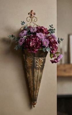 VINTAGE ORNATE METAL SCROLL RUSTIC FLUER DE LIS FLOWER WALL POCKET VASE PLANTER DECOR
