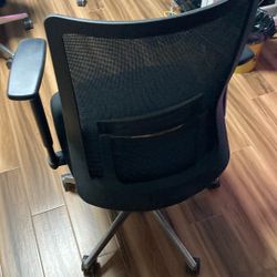Black swivel adjustable office chair