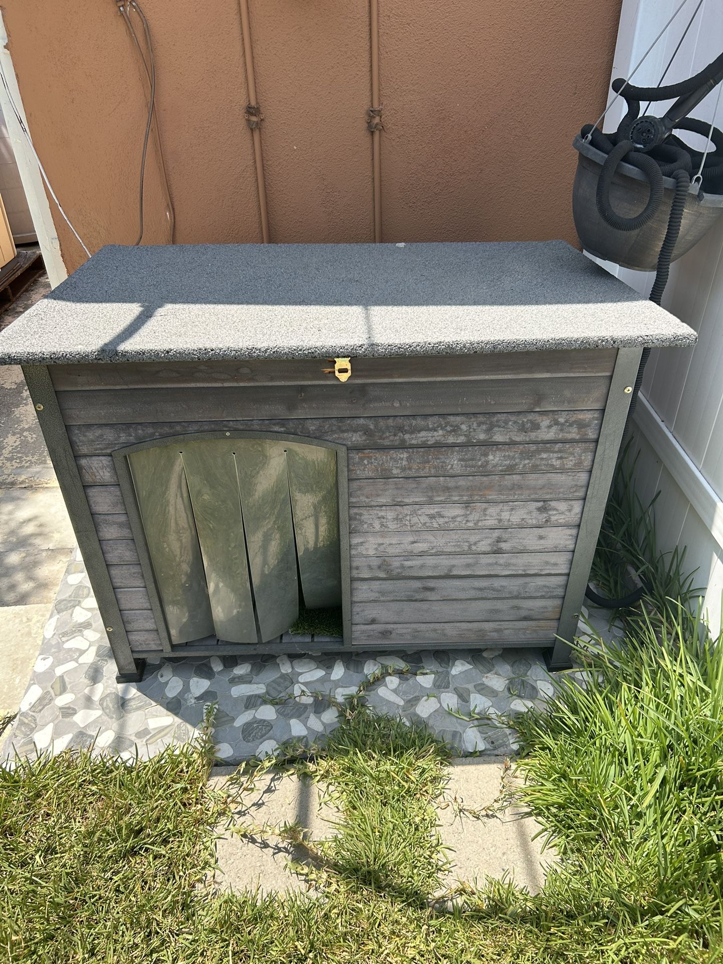 Dog House With Raising Cover