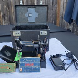 Rare- Singer FeatherWeight  Sewing Machine