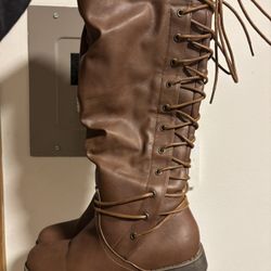 Size 9 Brown Fashion Boots With Laces