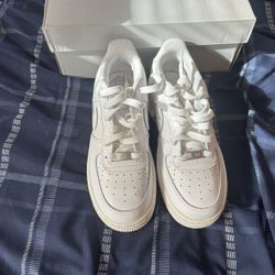 Air force 1 low triple white LE.