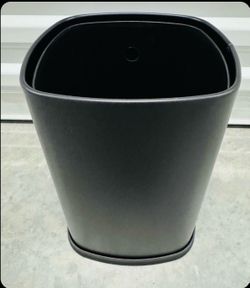 NEW 2.1 Gallon Small Trash Can Wastebasket - Black Stainless Steel Bathroom - $10