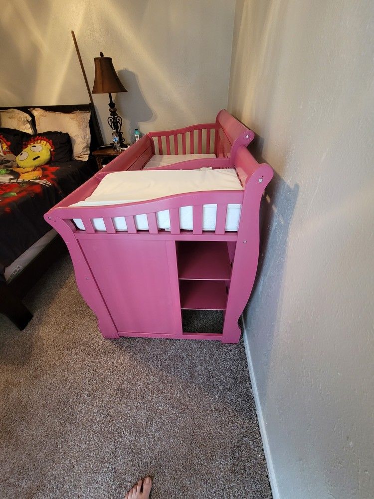 Baby Crib Includes Mattress/ Cuna Para Niña Inclue El Colchon