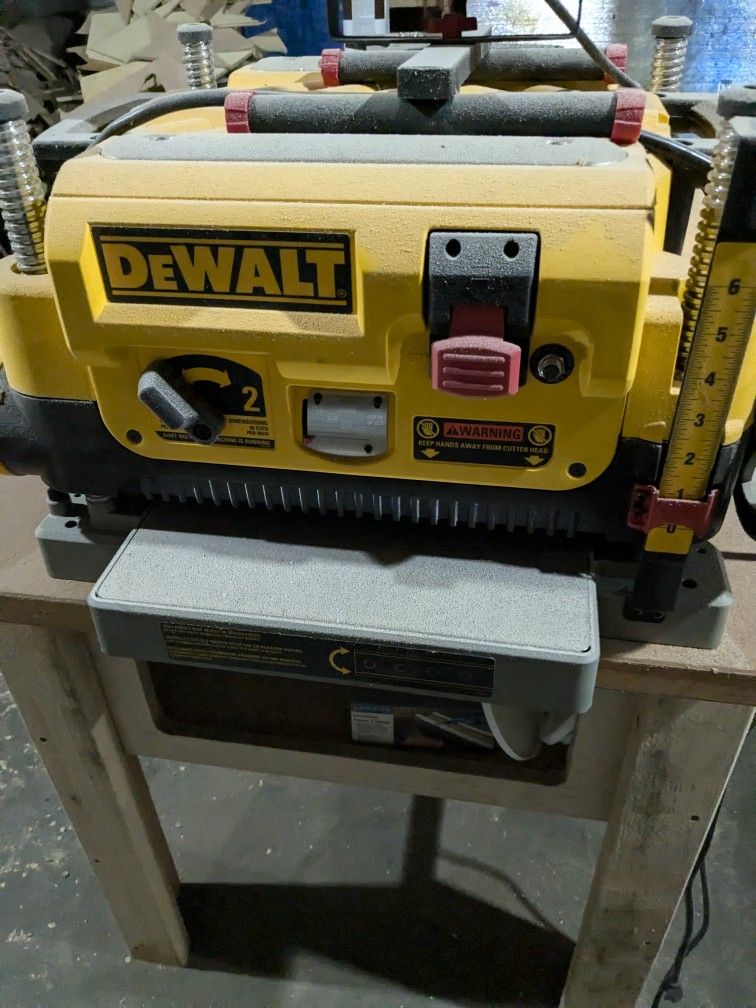 DEWALT Thickness Planer, Two Speed, 13-inch, 15 Amp, 20,000 RPM Motor