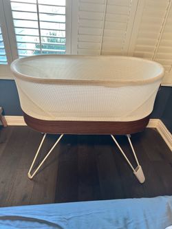 SNOO Bassinet + 7 Sleep Sacks + 4 Mattresses