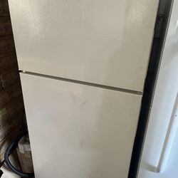 HOTPOINT Beige Apartment Size Refrigerator 