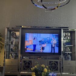 Luxury Mirrored TV Wall Unit – Excellent Condition