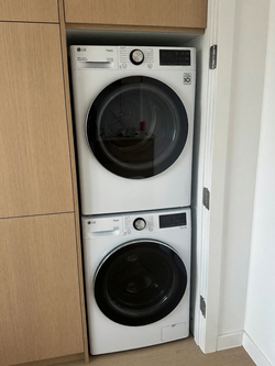 LG 24 in Compact Stackable Washer Dryer Set – Like New, Heat Pump – Brooklyn, NY