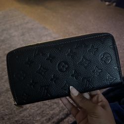louis vuitton wallet brand new (negotiable )