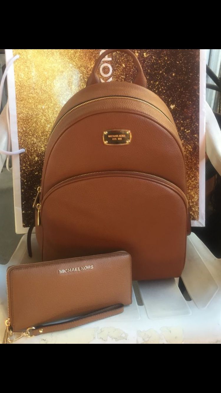 MICHAEL KORS large brown backpack with matching wallet 🎒🌹🌷🌹🌷 Brand new Serious buyers only please Pick up only please only ask for address once yo